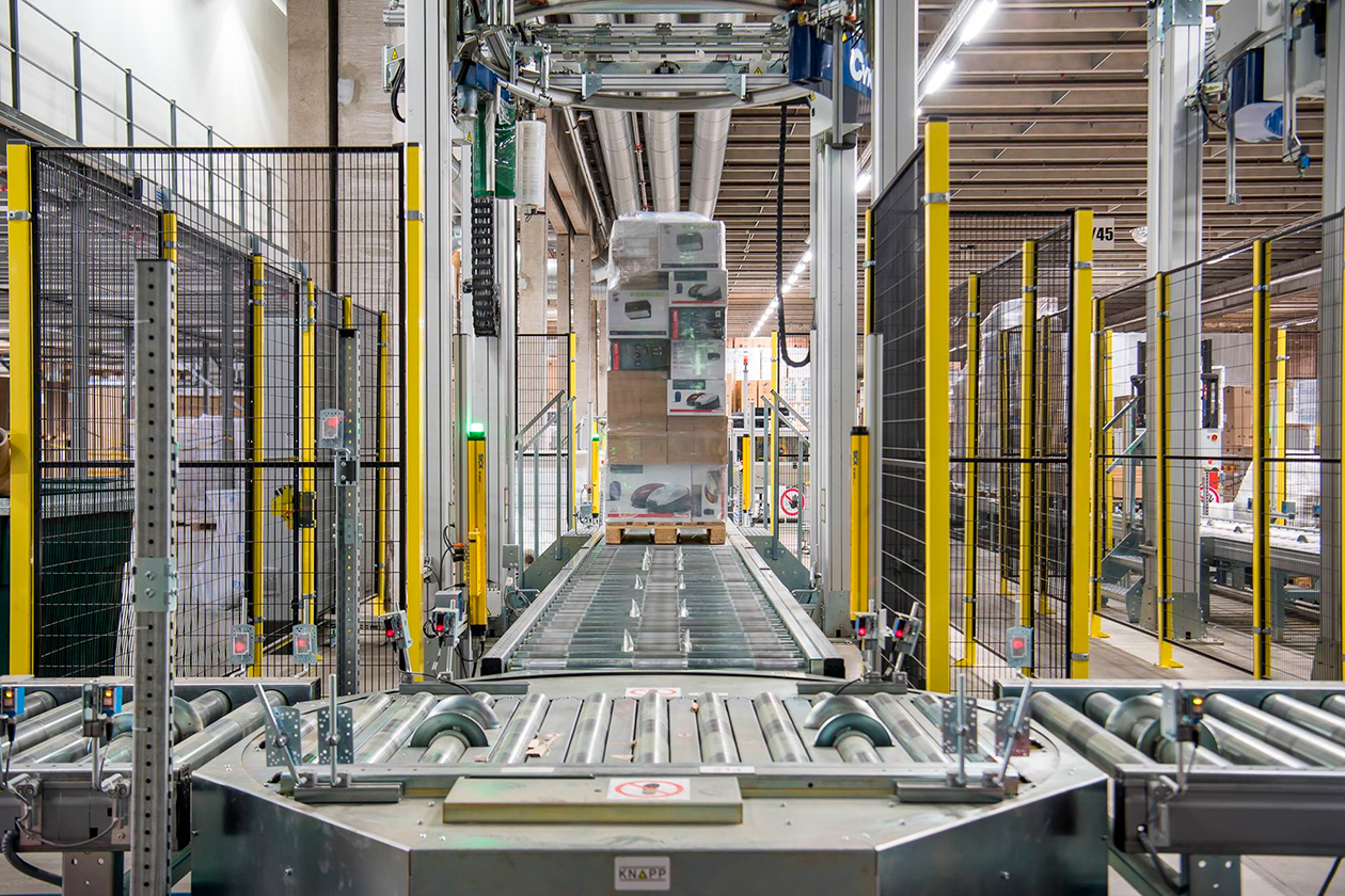 Nordiske DC (Distribution Center) i Torsvik, Jönköping Arbeidet på sentrallageret er en oppvisning i effektiv logistikk!