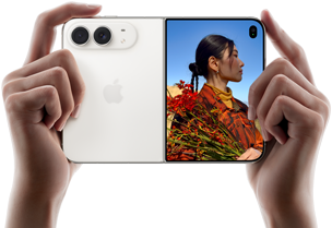 To hender holder iPhone Duo i fargen stjernehvit i liggende format. Det utbrettede venstre panelet viser 48 MP Dual Fusion-kameraene på baksiden. Høyre panel viser en person som blir tatt bilde av på frontskjermen. Personen kan se ansiktet sitt mens bildet tas med Duo Preview.