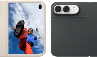 iPhone Duo i fargen stjernehvit med silikondeksel i fargen sand, liggende format, helt åpen horisontalt, Dual Fusion-kameraer øverst til venstre, dekselet dekker baksiden og den ytre kanten av skjermen på forsiden, høyre side viser et portrett av en person på frontskjermen. iPhone Duo i fargen stjernehvit, støttet opp av et marineblått Folio-deksel med støtteklaff, helt åpent horisontalt, baksiden viser de to 48 MP Fusion-kameraene på baksiden, to objektiver