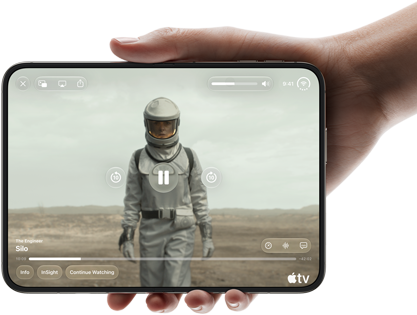 En hånd holder iPhone Duo åpen i liggende format og brettet helt ut. På skjermen vises Apple TV-serien Silo