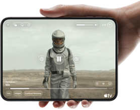 En hånd holder iPhone Duo åpen i liggende format og brettet helt ut. På skjermen vises Apple TV-serien Silo