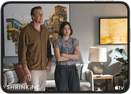 iPhone Duo, åpnet i liggende format, en scene fra Apple TV-serien «Shrinking» vises på skjermen