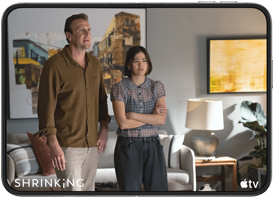 iPhone Duo, åpnet i liggende format, en scene fra Apple TV-serien «Shrinking» vises på skjermen