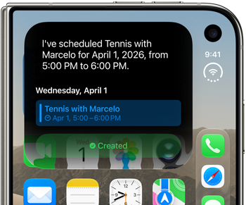 En lukket iPhone Duo viser en Siri AI-varsling med en kalenderoppdatering på frontskjerrmen