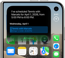 En lukket iPhone Duo viser en Siri AI-varsling med en kalenderoppdatering på frontskjerrmen