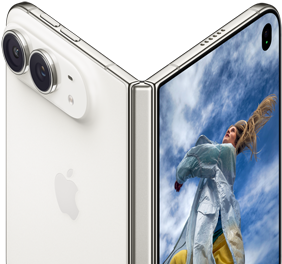 iPhone Duo, delvis åpen som en bok med hengselmekanisme i midten, bakpanel på venstre side med Apple-logo og to kameraer, frontskjerm til høyre viser et portrettbilde av en person med blondt hår