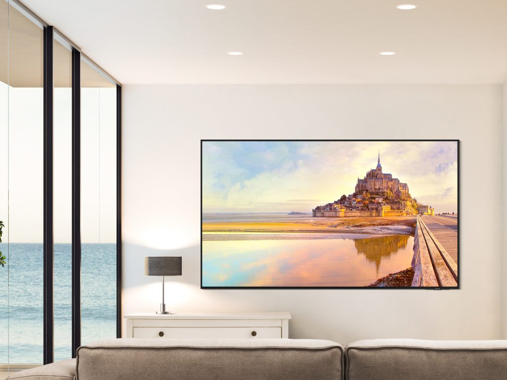 Samsung TV i en lys moderne stue ved siden av glassdører