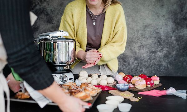 Kvinne som baker boller med en ankarsrum kjøkkenmaskin