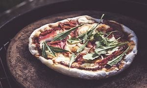 Lag pizza på grillen - enkelt og smakfullt | Elkjøp