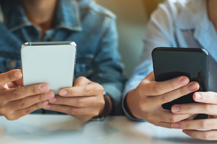 Telecom - Switch phones - Three teenagers using phones at a table - mobile