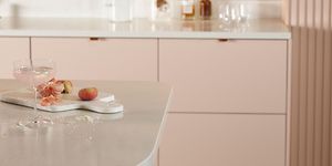 Epoq Trend Blush & Trend Sienna kjøkken med hyller fulle av glass