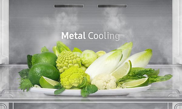 Grønnsaker inni et Samsung kjøleskap og teksten Meta Cooling